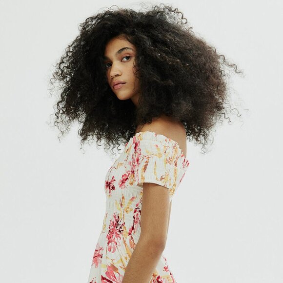 H&M Cream Floral Dress Size Medium Smocked Off-Shoulder Short Sleeve Midi - Picture 3 of 8